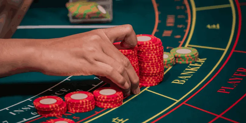 Bàn Baccarat tại casino với người chơi tập trung cao độ, thể hiện tính chiến thuật rõ rệt